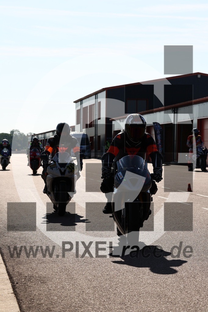 inst-20250622_00008 | Schöne Erinnerungen an spannende Momente - das festzuhalten ist unser Job. PIXELrace.de ist seit 2003 auf den Rennstrecken Europas unterwegs um die Action draußen beim Fahren und die wunderbare Stimmung imm Fahrerlager für euch einzufangen.