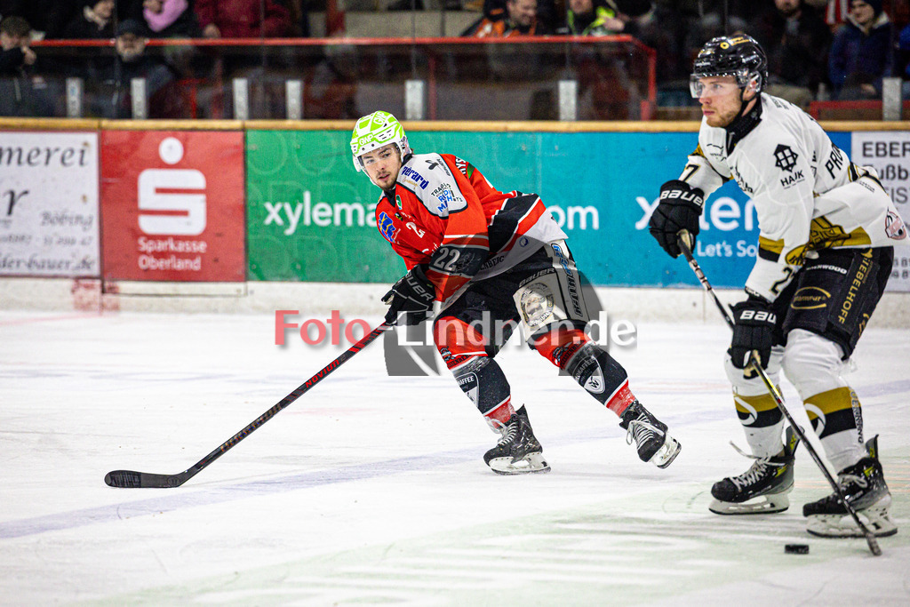 TSV Peißenberg MINERS gegen EHC Königsbrunn PINGUINE | Eishockey Bayernliga Herren Playoffs Viertelfinale 2024/25 - Spiel 4 von 7, TSV Peißenberg MINERS gegen EHC Königsbrunn PINGUINE, 20250216,Sinan ONDÖRTOGLU (MINERS 22) in Aktion,2025-02-16 in Peißenberg (Eisstadion Peißenberg)Sinan ONDÖRTOGLU (MINERS 22), Toms PROKOPOVICS (EHC 27)Copyright: WolfgangxLindner foto-lindner.de
