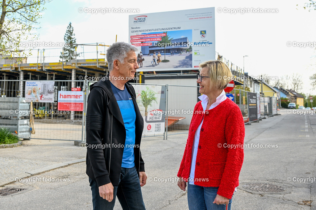Neuhofen an der Krems_ 27.04.2023-14 | 27.04.2023, Neuhofen an der Krems, AUT, Marktplatz, Kirchenplatz, Gemeindeamt, im Bild Guenter Engertsberger (Gemeindevorstand), Gertraud Eckerstorfer (SP, Vize- BgmIn.)