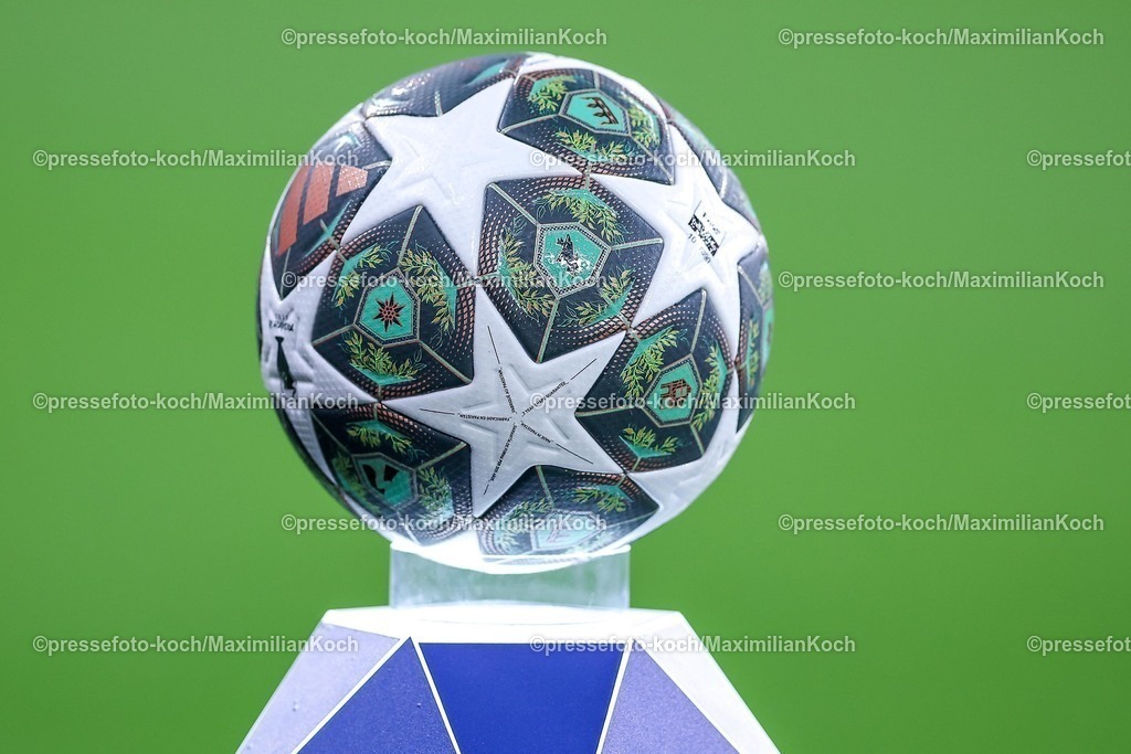 UCL11032502220 | 11.03.2025, Fußball, UEFA Champions League, Bayer 04 Leverkusen - FC Bayern München, Achtelfinale Rückspiel, BayArena, Saison 2024 2025: Feature offizieller Spielball Symbolbild Nahaufnahme Detail Detailbild Detailfoto SymbolfotoDFB regulations prohibit any use of photographs as image sequences and or quasi-video.