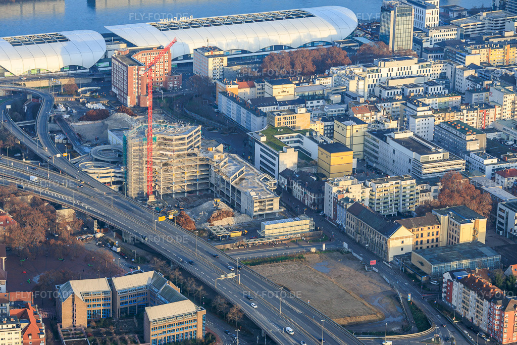Luftbild: Halb abgerissenes, ehemaliges Rathaus Ludwigshafen im ehemaligen Rathaus Center an der noch abzureissenden Hochstraße Nord(B44) im Ortsteil Mitte in Ludwigshafen im Bundesland Rheinland-Pfalz in Deutschland. Foto: IMG_152015.jpg vom 12.12.2025 durch Werner Riehm/FLY-FOTO.de