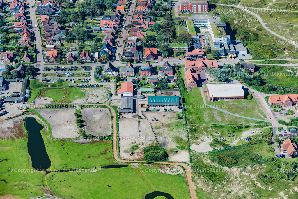 Norderney_Reitschule_Junkmann_Norderney_ELS_6705050923 | NORDERNEY 05.09.2023 Stallungen und Koppeln der " Reitschule Junkmann " auf der Insel Norderney im Bundesland Niedersachsen, Deutschland. // Stables and paddocks of the "Junkmann riding school" on the island of Norderney in the state of Lower Saxony, Germany. Foto: Martin Elsen