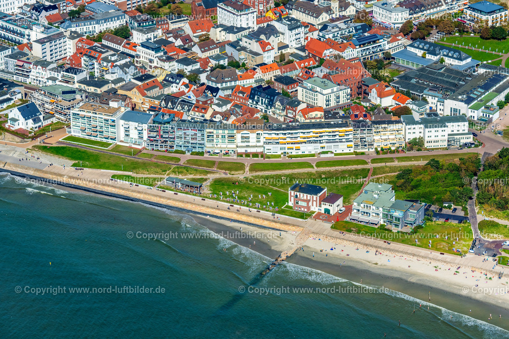 Norderney_Weststrand_ELS_8008050923 | NORDERNEY 05.09.2023 Ferienhäuser und Pensionen am Weststrand von der Insel Norderney im Bundesland Niedersachsen, Deutschland. // Holiday homes and guesthouses on the western beach of the island of Norderney in the state of Lower Saxony, German. Foto: Martin Elsen
