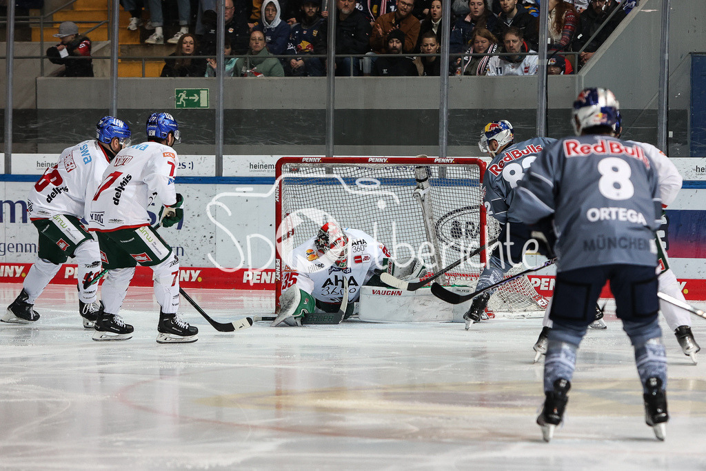 EHC München - Augsburger Panther | in dieser szene kann Markus KELLER (AEV #35) sensationell gegen Christopher DESOUSA (RBM #82) halten / Torchance