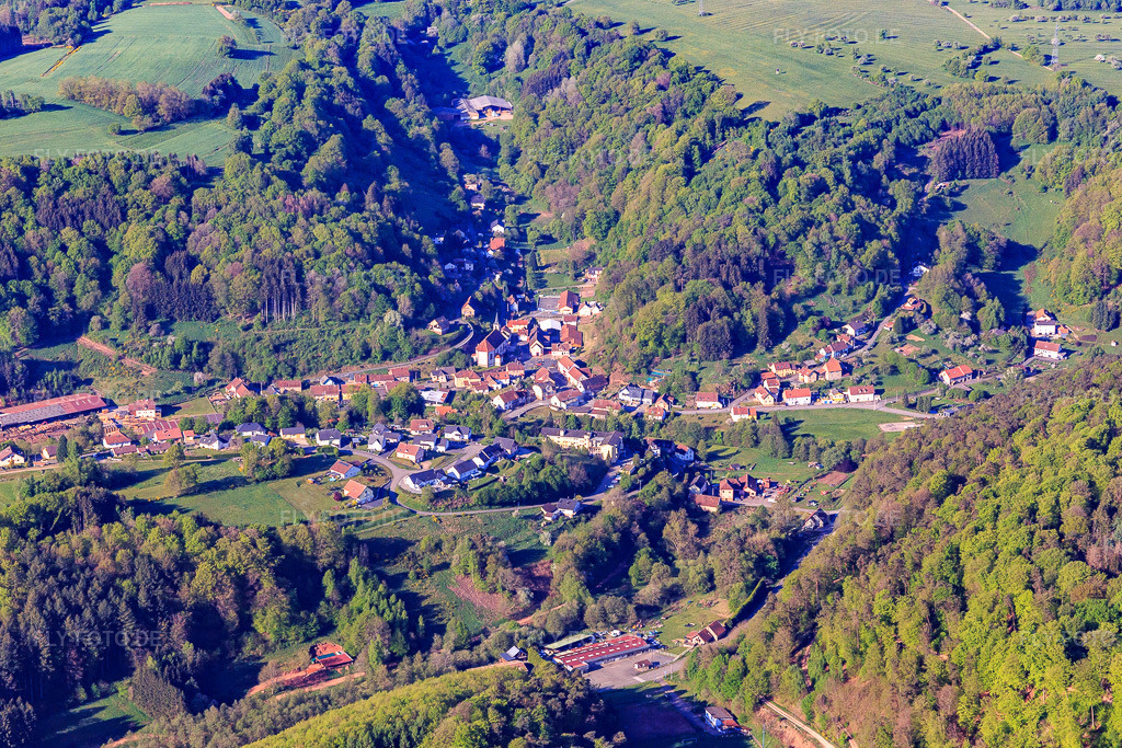 Luftbild: Dorfansicht aus Nordosten in Siersthal im Bundesland Moselle in Frankreich. – Foto: IMG_146079.jpg vom 01.05.2025 durch Werner Riehm/FLY-FOTO.de – Auflösung des Originals: 5291 x 3527 px