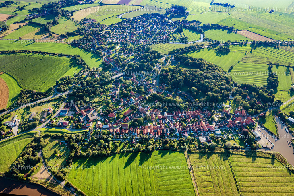 Neuhaus_An_der_Oste_ELS_8491280824 | NEUHAUS (OSTE) 28.08.2024 Ortschaft an den Fluss- Uferbereichen der Oste in Neuhaus (Oste) im Bundesland Niedersachsen, Deutschland. // Town on the banks of the river of Oste in Neuhaus (Oste) in the state Lower Saxony, Germany. Foto: Martin Elsen