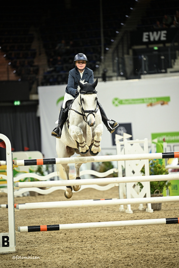 311025-17-066 | Foto Mhisen Pferdefotografie#, Reitturnier Frankfurt#  #Dressur und Springen
#Profi Pferdefotograf Reitturnier Fotograf 
#Sport Horses Photographer 
#equestrain photographer - Realisiert mit Pictrs.com