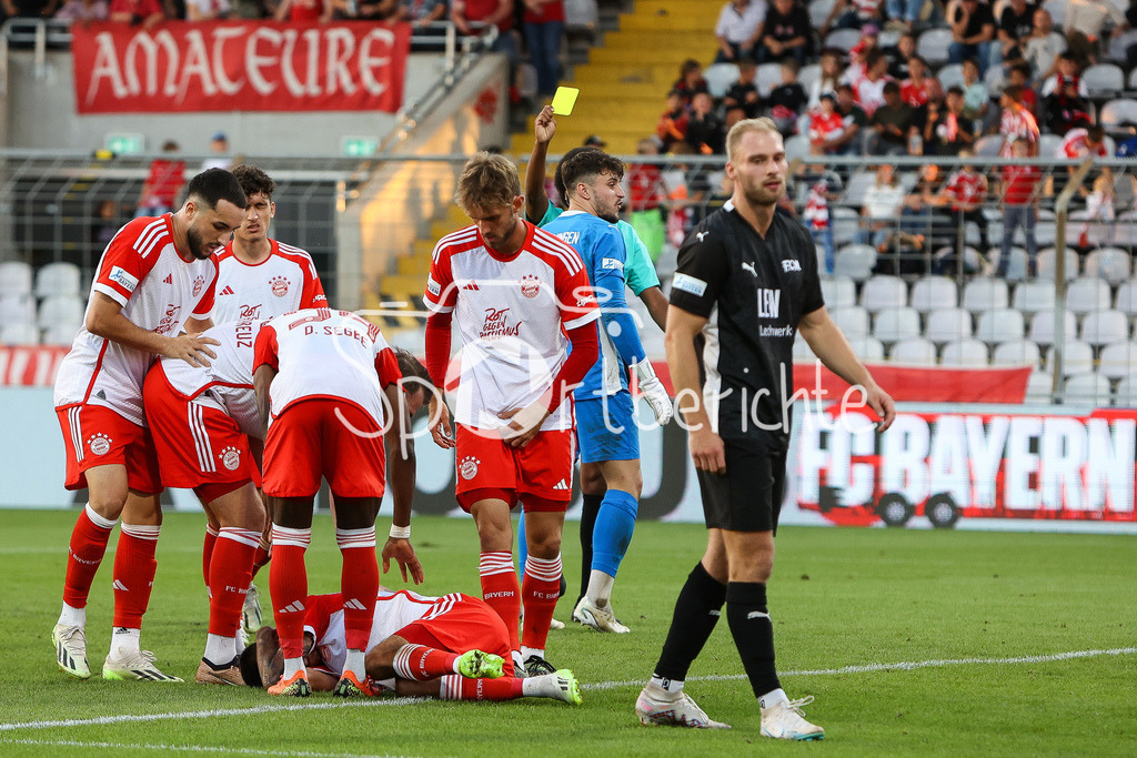 FC Bayern Amateure - FC Memmingen | Nach dem Foul von Dominik DEWEIN (FCM #12) liegt der verletzte Lucas Fernando COPADO SCHROBENHAUSER am Boden