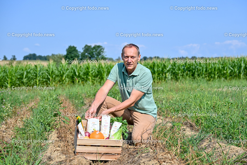 Morgentau Biogemuese GmbH_ Hofkirchen_ 25.07.2024-30 | 25.07.2024, Hofkirchen, AUT, Morgentau Biogemuese GmbH, im Bild Christian Stadler (Morgentau Biogemuese), Kati Salzner (Kurier Redaktion Wien)