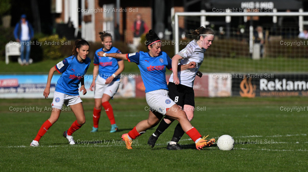Kieler MTV vs Holstein Kiel | Lina Uck (KMTV #8) / Vita Onderka (Holstein #23) &amp; Aryanna Naward (Holstein #15)Fußball-Regionalliga Nord Frauen 2024/2025 / Kieler MTV vs Holstein Kiel / Hauptplatz Schilksee / Kiel / 06.10.24 - Realisiert mit Pictrs.com
