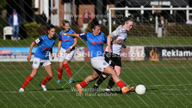 Kieler MTV vs Holstein Kiel | Lina Uck (KMTV #8) / Vita Onderka (Holstein #23) & Aryanna Naward (Holstein #15)Fußball-Regionalliga Nord Frauen 2024/2025 / Kieler MTV vs Holstein Kiel / Hauptplatz Schilksee / Kiel / 06.10.24 - Realisiert mit Pictrs.com