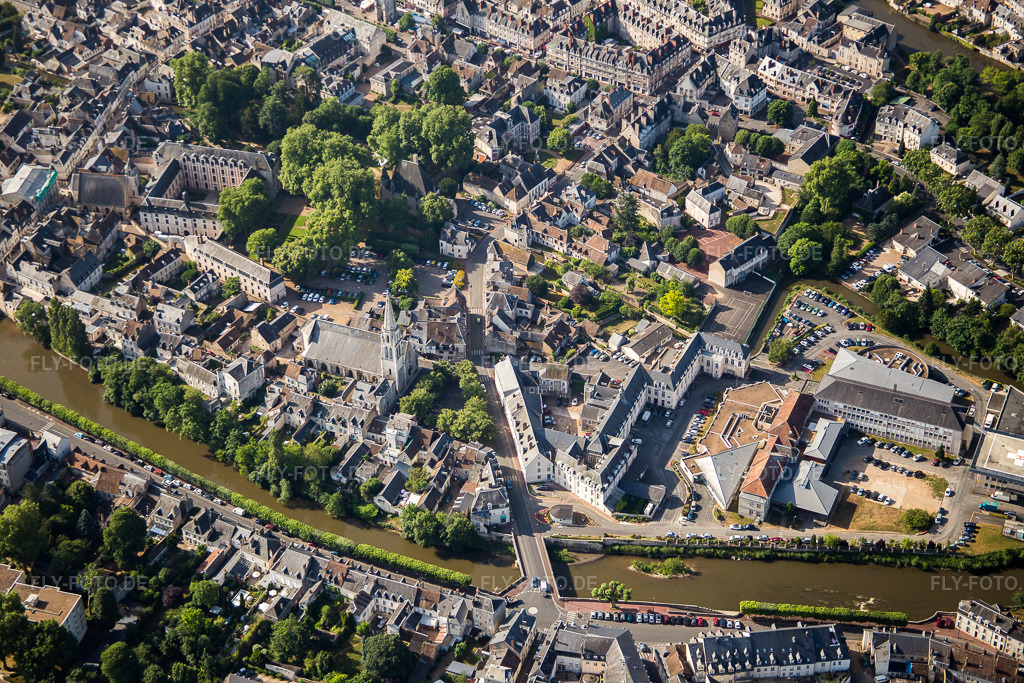 Luftbild: Fluß - Brückenbauwerk der Rue Poterie über den Loir in Vendome in Vendôme im Bundesland Loir-et-Cher in Frankreich. Foto: IMG_081084.jpg vom 19.06.2015 durch Werner Riehm/FLY-FOTO.de