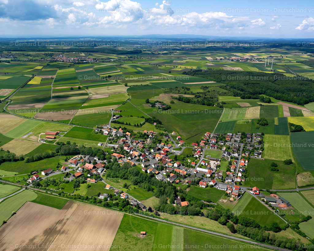 2615785 | HEBLOS 09.06.2006 Ortsansicht am Rande von landwirtschaftlichen Feldern und Nutzflächen  in Heblos im Bundesland Hessen, Deutschland // Village view on the edge of agricultural fields and land  in Heblos in the state Hesse, Germany Foto: Gerhard Launer