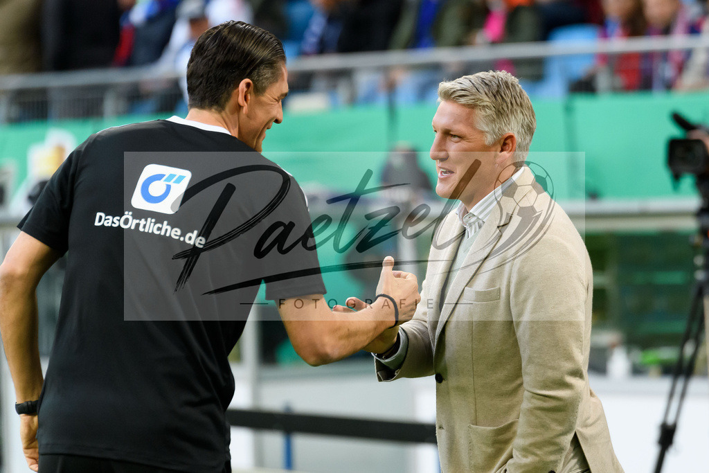 HSVSCF20220419_055 | Fussball, Herren: Referee Deniz Aytekin und Bastian Schweinsteiger begruessen sich beim DFB-Pokal-Halbfinalspiel zwischen Hamburger SV und SC Freiburg im Volksparkstadion am 19.04.2022 in Hamburg, Deutschland.DFB / DFL REGULATIONS PROHIBIT ANY USE OF PHOTOGRAPHS AS IMAGE SEQUENCES AND/OR QUASI-VIDEO. - Realisiert mit Pictrs.com