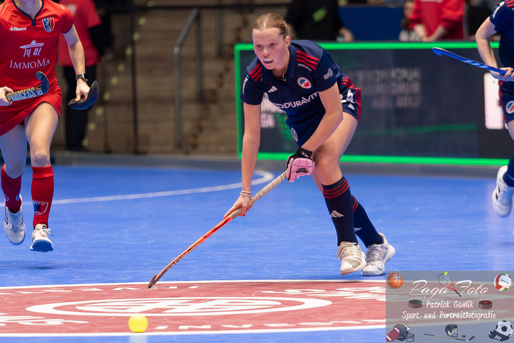 Volvo E.R.B. Final 4 Finale Frauen: Berliner HC - Mannheimer HC, 26.01.2025 | Linda Bens (Mannheimer HC #24) spielt den Ball, Berliner HC - Mannheimer HC, Frankfurt, Süwag Arena, 26.1.2025 - Realisiert mit Pictrs.com