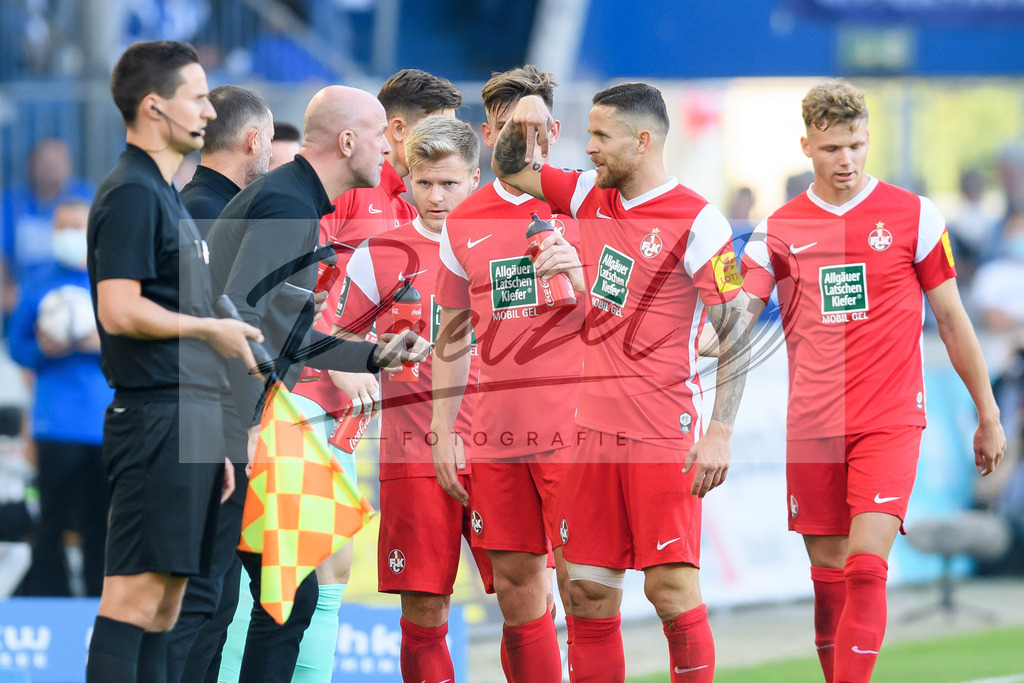 FCMFCK20210904_023 | Fussball, Herren: Trainer Marco Antwerpen (1. FC Kaiserslautern) spricht mit der Mannschaft vom 1. FC Kaiserslautern beim Spiel der 3. Liga zwischen 1. FC Magdeburg und 1. FC Kaiserslautern in der MDCC-Arena am 04.09.2021 in Magdeburg, Deutschland.DFB / DFL REGULATIONS PROHIBIT ANY USE OF PHOTOGRAPHS AS IMAGE SEQUENCES AND/OR QUASI-VIDEO. - Realisiert mit Pictrs.com