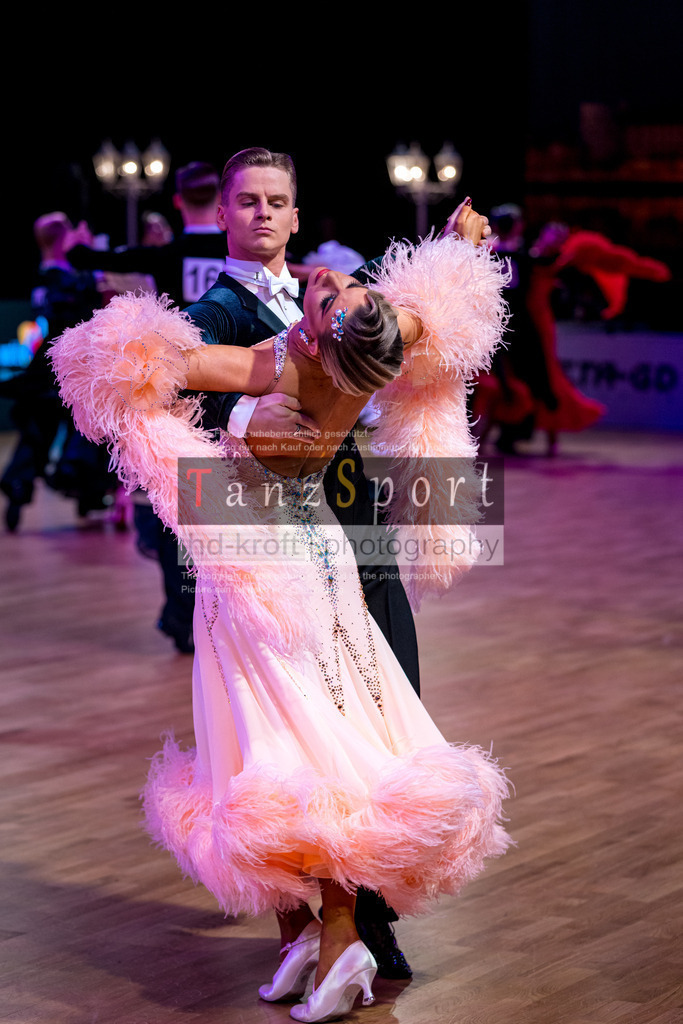 20251212_WDSF_World_Ch_Cup_RS-Std_1011-2 | Tanzsportbilder, Standardtanz, Lateintanz, WDSF, DTV, LTVB, dancecomp, goc, hessen tanzt, blaues band der spree, walzer, tango, wiener walzer, slowfox, quickstepp, samba, rumba, cha-cha-cha, paso doble. jive, hd-kroft photography, turniertanzsport