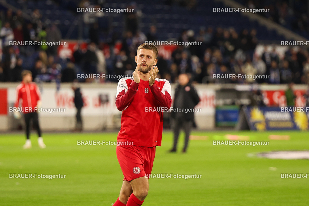 MSV Duisburg - Rot-Weiss Essen  | Duisburg, Deutschland, 26.10.2025 Torben Müsel  (Rot-Weiss Essen) begrüßt die Fans während des 3.Liga Spiels zwischen MSV Duisburg und Rot-Weiss Essen in der Schauinsland-Reisen-Arena am 26.10.2025 in Duisburg (Foto von Timo Bluhmki-Schmidt/ Brauer Fotoagentur