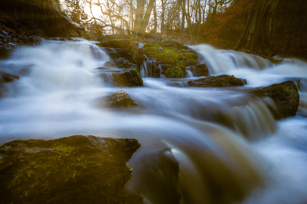 Selkefall bei Harzgerode. | Die Wassermassen suchen sich ihren Weg. An einem kaltem Wintermorgen ergibt das fließende Wasser im Zusammenspiel mit den Strahlen der aufgehenden Sonne eine mystische Stimmung. - Realisiert mit Pictrs.com