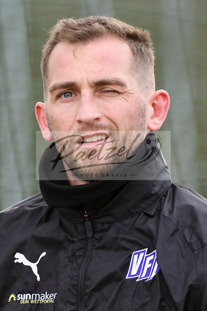 20200221_TRAOSN_0057 | Fussball, Herren: Marc Heider (VfL Osnabrueck) schaut waehrend der Trainingseinheit des VfL Osnabrueck im Sportpark Illoshoehe am 21.02.2020 in Osnabrueck, Deutschland. - Realisiert mit Pictrs.com