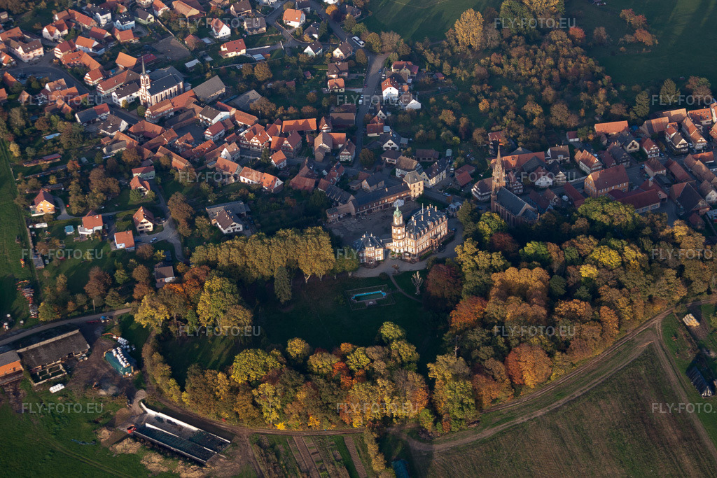 Vue aérienne: Ensemble du Château de Froeschwiller - Château de Froeschwiller avec parc du château à Frœschwiller dans le département Bas Rhin, France. Photo: IMG_54193.jpg prise le 21/10/2012 par Werner Riehm/FLY-FOTO.eu – Résolution de l'original: 4752 x 3168 px