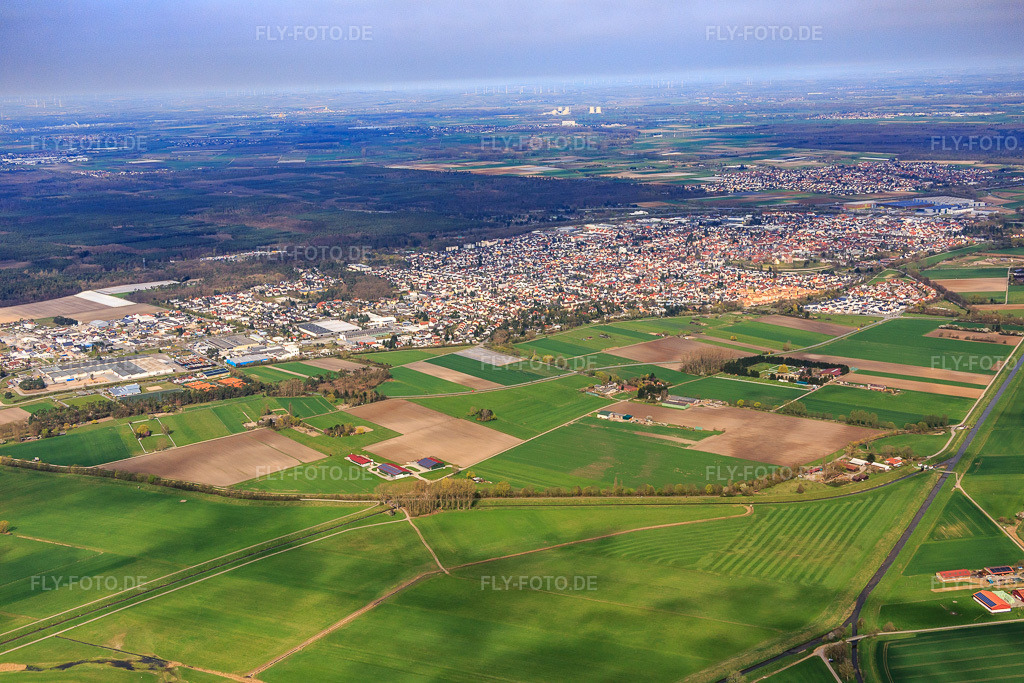 Luftbild: Stadtübersicht aus Südosten in Lorsch im Bundesland Hessen in Deutschland. Foto: IMG_077050.jpg vom 12.04.2015 durch Werner Riehm/FLY-FOTO.de