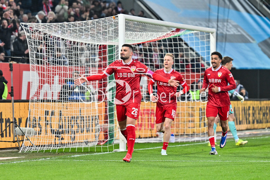 FC Augsburg - VfB Stuttgart | AUGSBURG, GERMANY - 22. MAERZ: Jubel der Gäste nach dem Treffer zum 1-4 durch Deniz UNDAV (VfB Stuttgart 26) / Tor / Torschuetze / Freude / Happy während dem Bundesligamatch zwischen dem FC Augsburg und dem VfB Stuttgart am 27. Spieltag in der WWK Arena / DFL REGULATIONS PROHIBIT ANY USE OF PHOTOGRAPHS AS IMAGE SEQUENCES AND/OR QUASI-VIDEO