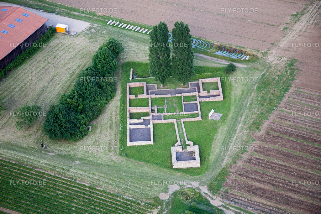 Ausgrabung und Reste der Ruine der ehemaligen  Röm. Gutshof Villa Rustica an der Bergstraße | Luftbild: Ausgrabung und Reste der Ruine der ehemaligen  Röm. Gutshof Villa Rustica an der Bergstraße im Ortsteil Großsachsen in Hirschberg im Bundesland Baden-Württemberg in Deutschland. Foto: IMG_090732.jpg vom 04.07.2016 durch Werner Riehm/FLY-FOTO.de - Realisiert mit Pictrs.com