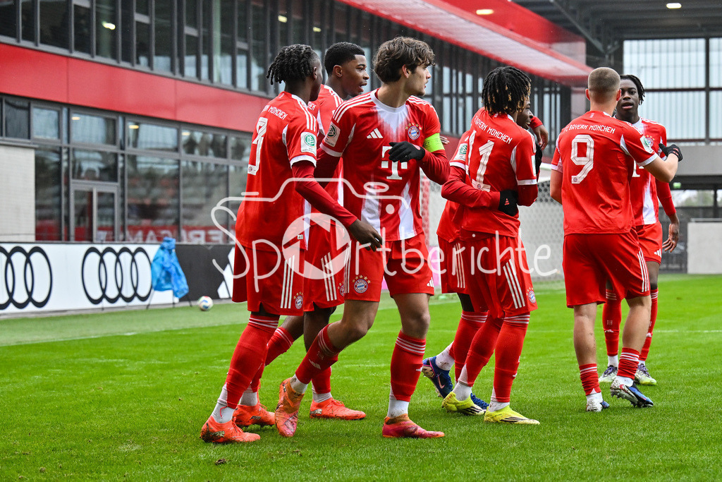 FC Bayern München - Hannover 96 | MUNICH, GERMANY - 15. FEBRUARY: Jubel der Bayern nach dem Treffer zum 2-0 durch Wisdom MIKE (FC Bayern München U19 11) / Tor / Torschuetze / Freude / Happy während dem Spiel zwischen der U19 des FC Bayern München und der U19 von Hannover 96 am 2. Spieltag der Hauptrunde der U19-DFB-Nachwuchsliga am FC Bayern Campus