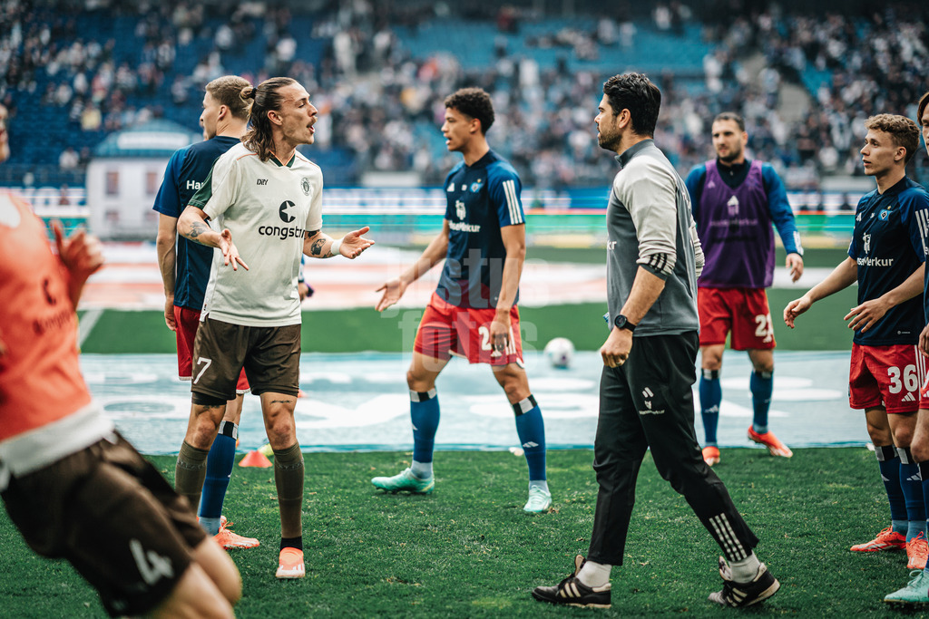 Fußball | Männer | Saison 2023/2024 | 2. Fußball-Bundesliga | 32. Spieltag | Hamburger SV vs. FC St. Pauli  | 03.05.2024 | Vor dem Spiel geraten Jackson Irvine (#7, FC St. Pauli) links und Sebastian Capel (HSV, Reha-Trainer) rechts aneinander