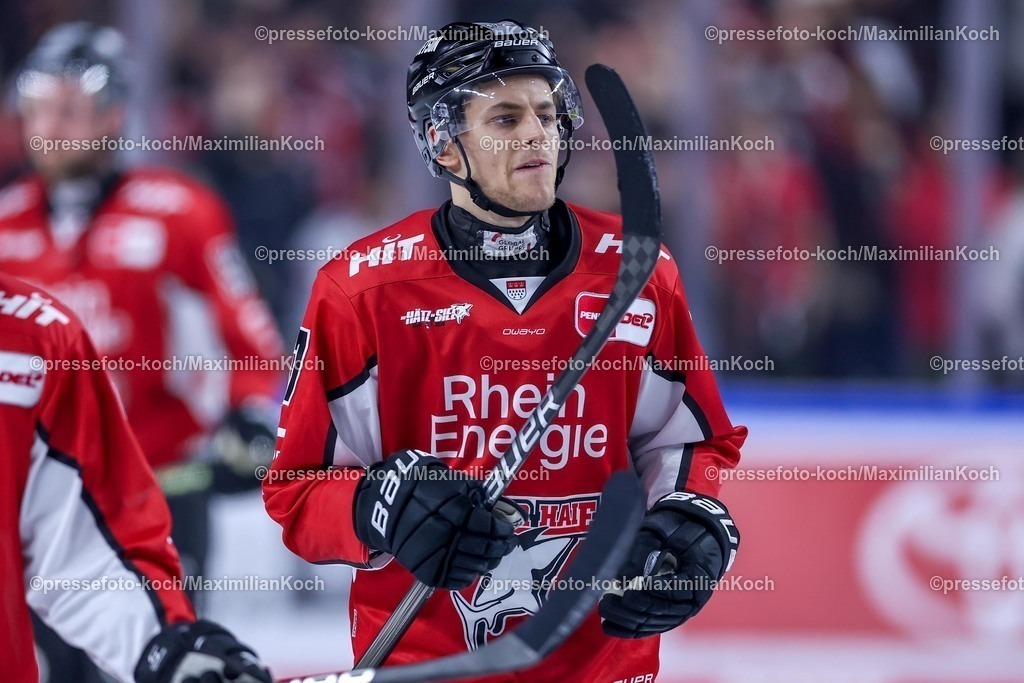 KEC24032502081 | 24.03.2025, Eishockey, DEL Play-offs, Kölner Haie - Fischtown Pinguins Bremerhaven, Viertelfinale Spiel 4, Lanxess-Arena Köln: Jan Luca Sennhenn (Kölner Haie #17) 