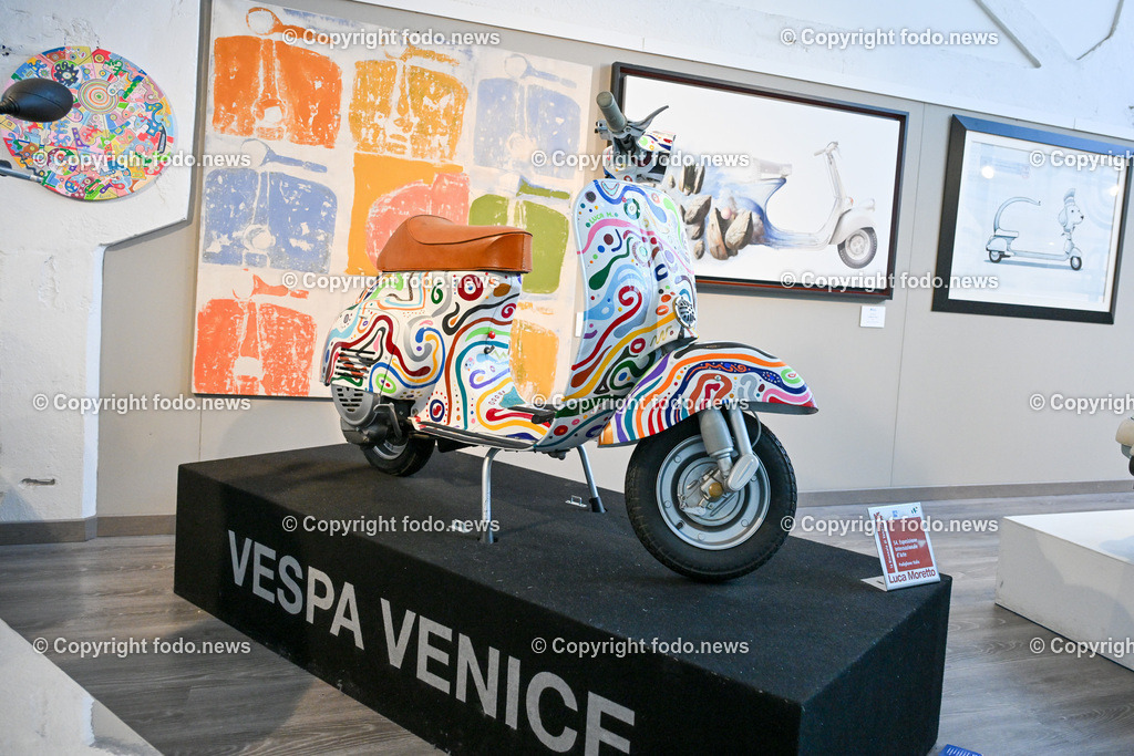 Italien_ Toskana_ Provinz Pisa_ Pontedera_ Vespa_ 29.05.2024-46 | 29.05.2024, Italien, ITA, Toskana, Pontedera im Bild Piaggio, Vespa, Museum

Piaggio ist ein italienischer Fahrzeughersteller mit Sitz in Pontedera. Das Unternehmen produziert verschiedene Mofas und Motorroller, unter anderem die Vespa, das Lastendreirad Ape sowie den Kleintransporter Porter. Zum Konzern gehören auch die Motorradmarken Aprilia, Derbi, Gilera, Laverda und Moto Guzzi. 
Quelle: Wikipedia