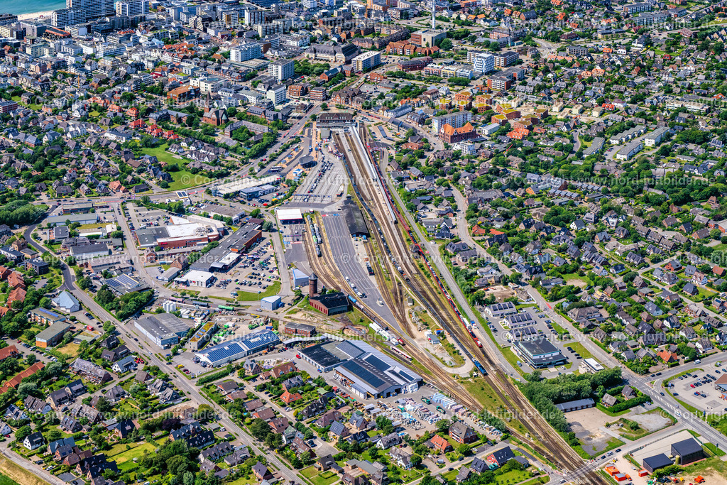 Sylt_Westerland_Bahnhof_Autozug_Gleise_ELS_4648130625 | SYLT 13.06.2025 Gleisverlauf und Gebäude des Hauptbahnhofes im Ortsteil Westerland auf der Insel Sylt im Bundesland Schleswig-Holstein, Deutschland. Weiterführende Informationen bei: DB Fernverkehr AG,  DB Regio AG. // Track progress and building of the main station of the railway in the district Westerland on Island Sylt in the state Schleswig-Holstein, Germany. Further information at: DB Fernverkehr AG,  DB Regio AG. Foto: Martin Elsen