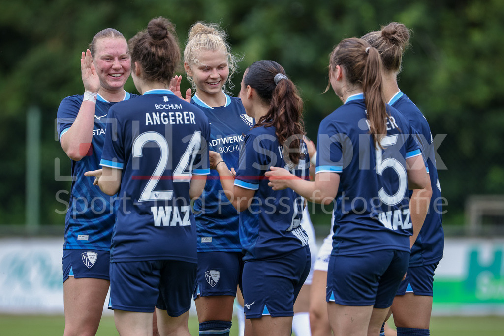 Fussball, Testspiel Frauen, SV Meppen - VfL Bochum | Spielerinnen vom VfL Bochum mit Torjubel, Jubel, jubeln, jubelt, optimistisch, Spielszene, Highlight, Freude über das Tor zum 0:1