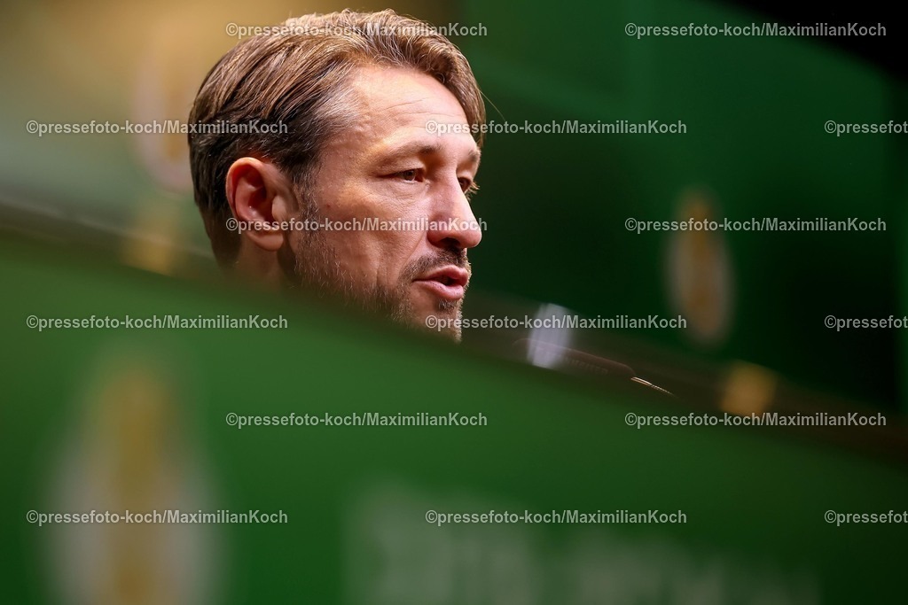 BVB02122501099 | 02.12.2025, Fußball, DFB-Pokal, Borussia Dortmund - Bayer 04 Leverkusen, Achtelfinale, Signal Iduna Park, Saison 2025 2026: Die Trainer bei der Pressekonferenz nach dem Spiel - Cheftrainer Niko Kovac (BVB #hc) sichtlich unzufriedenDFB regulations prohibit any use of photographs as image sequences and or quasi-video.
