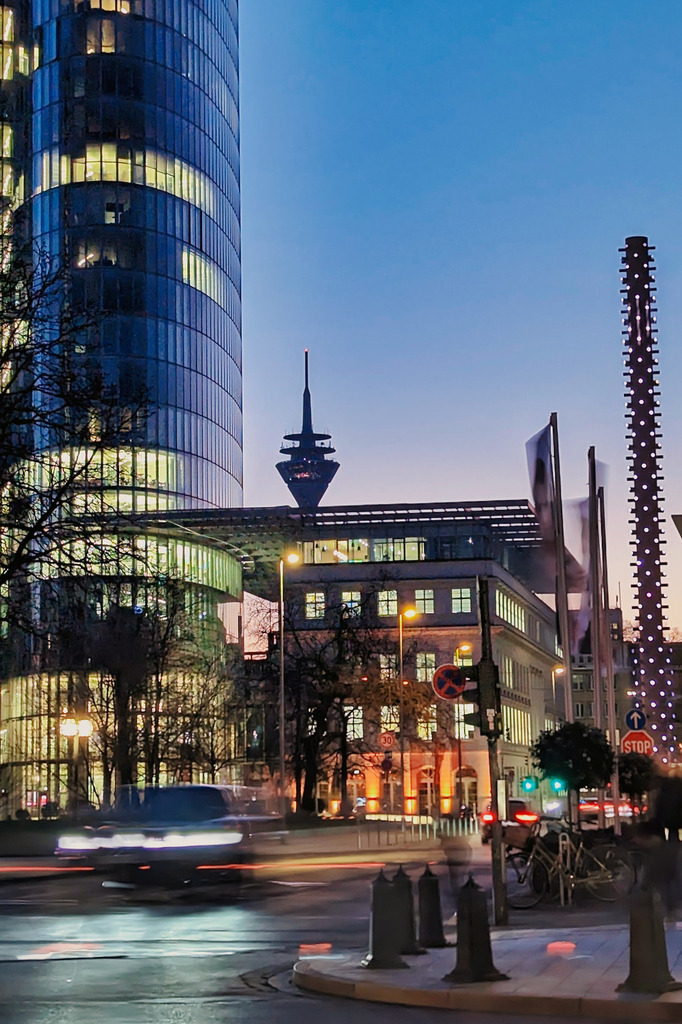 Kö vs. Rheinturm | Wall Art mit Düsseldorf-Motiven – Leinwand, Alu-Dibond, Acrylglas, Foto-Poster. Die Stadt und ihre Viertel aus der Sicht eines Flaneurs. Im Shop zum Blog Düssel-Flaneur von Sebastian Brück findest du individuelle Geschenkideen.
 - Realisiert mit Pictrs.com