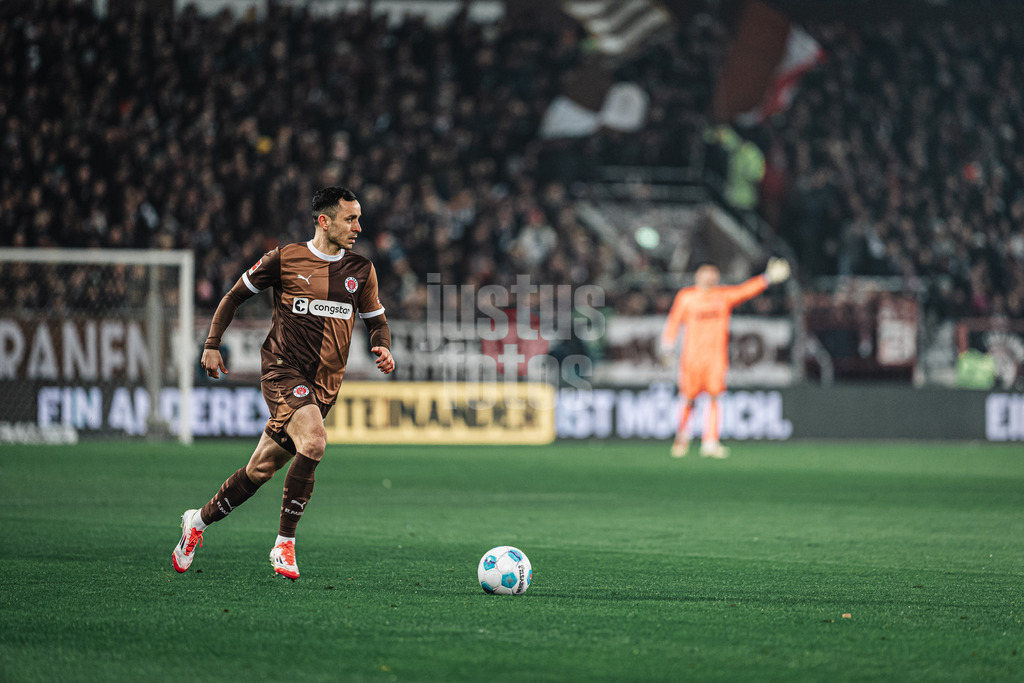 Fußball | Männer | Saison 2024/2025  | Fußball-Bundesliga | 26. Spieltag | FC St. Pauli vs. TSG Hoffenheim | 14.03.2025 | Manolis Saliakas (#2, FC St. Pauli)