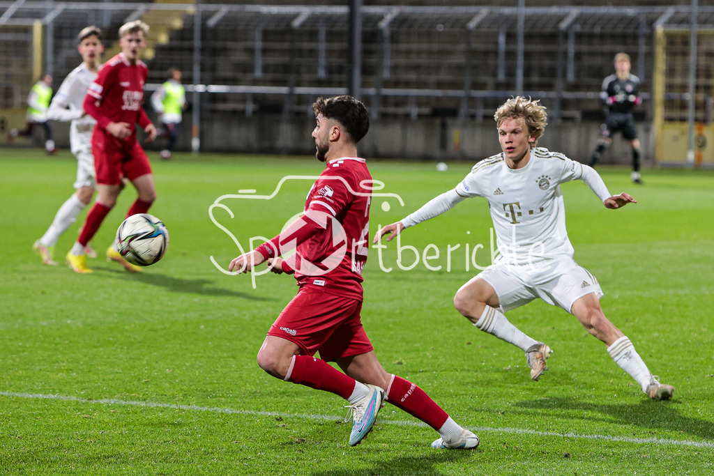 Türkgücü München - FC Bayern Amateure | Mert SAHIN (TGM #21) im Duell mit Frans KRAETZIG (FCB #29)