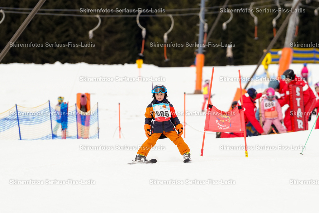 SRF_02.01.2026_0335 | Skirennfotos,Serfaus,Fiss,Ladis,Kinderskirennen,Winter,Tirol,Oberland,skirace,SFL,feelfree,weil wir's genießen,ski,Ski,skifahren,Sonnenplateau, - Realisiert mit Pictrs.com