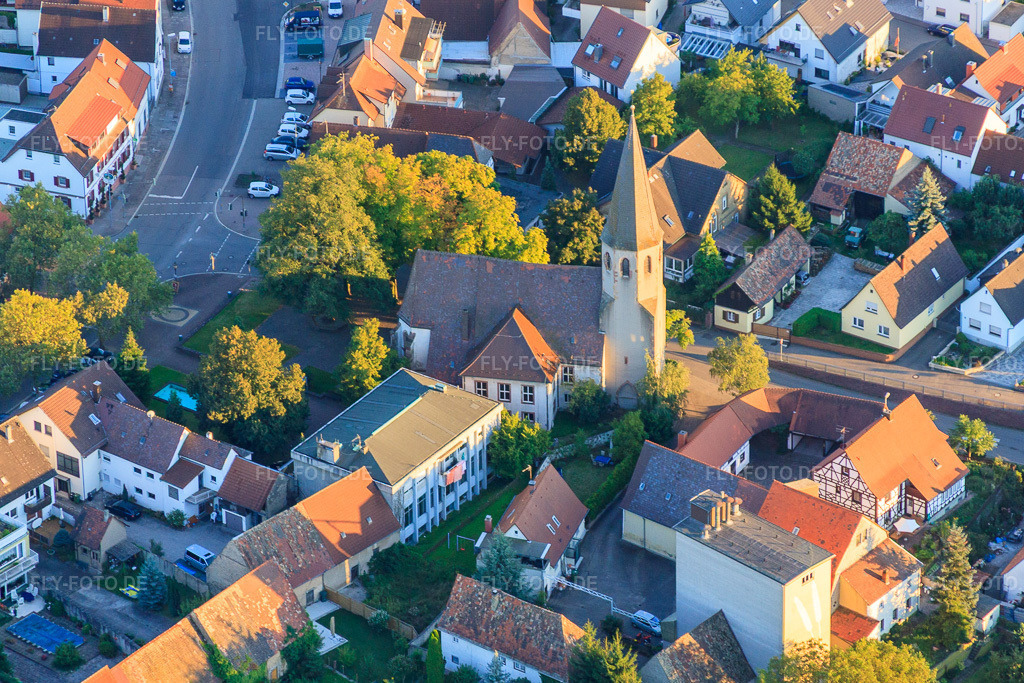 Luftbild: Kirche St. Vitus und Modestus im Ortsteil Eggenstein in Eggenstein-Leopoldshafen im Bundesland Baden-Württemberg in Deutschland. – Foto: IMG_59733.jpg vom 04.09.2013 durch Werner Riehm/FLY-FOTO.de – Auflösung des Originals: 4434 x 2956 px
