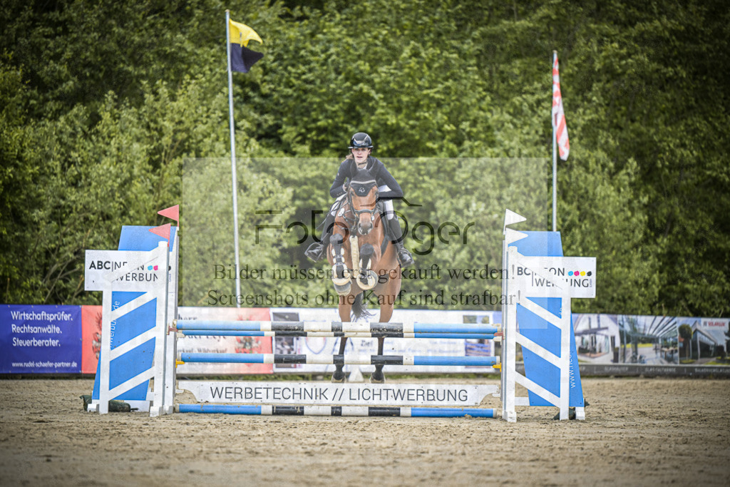 DOS_7040 | Entdecke hochwertige Reitturnierfotos von Foto Oger. Professionell, emotional und authentisch – jetzt Lieblingsmomente im Shop bestellen.Deutschlandweite Turnierfotografie. - Realisiert mit Pictrs.com