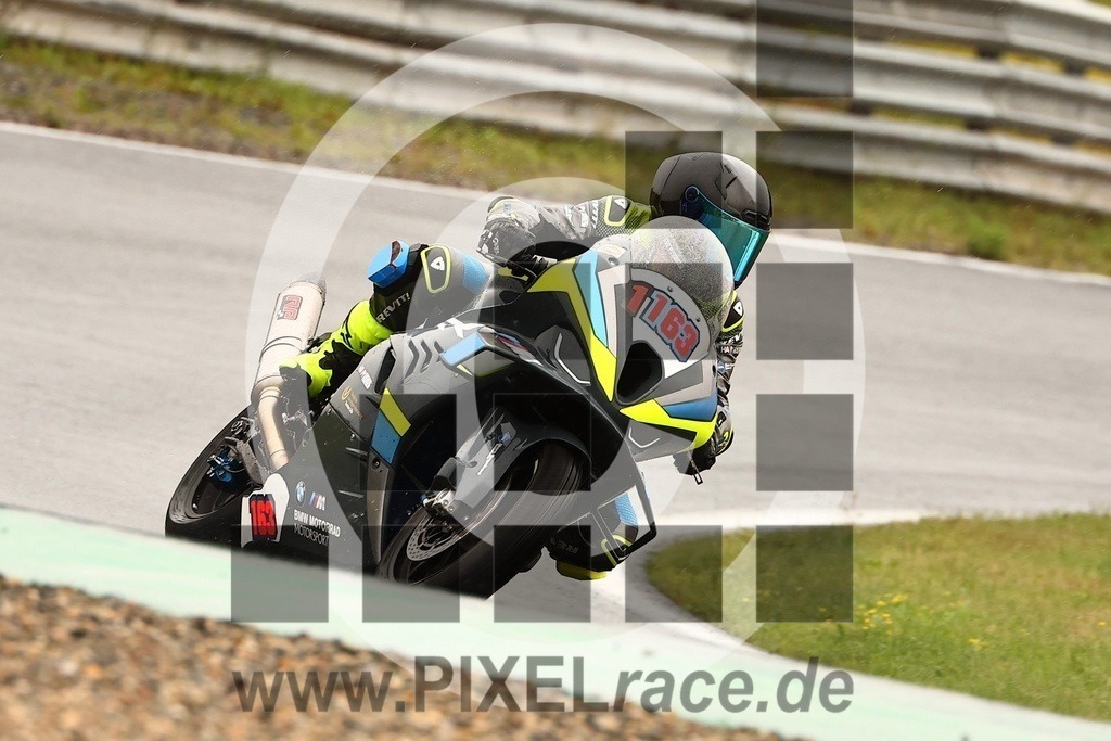 1163-20250721_12360 | Schöne Erinnerungen an spannende Momente - das festzuhalten ist unser Job. PIXELrace.de ist seit 2003 auf den Rennstrecken Europas unterwegs um die Action draußen beim Fahren und die wunderbare Stimmung imm Fahrerlager für euch einzufangen.