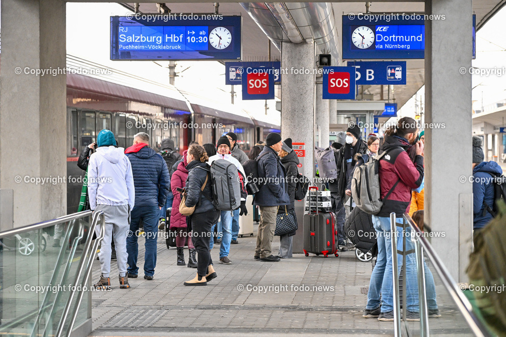 Hauptbahnhof Linz_ Bahnhofshalle_ Bahnsteig_ 26.12.2023-20 | 26.12.2023, Hauptbahnhof Linz, AUT, Bahnhofshalle und Bahnsteig, im Bild Bahnhofshalle, Bahnsteig, Zug, Fahrgaeste, Ticket, Ticketautomat, OEBB, Reisende, Gepaeck, Railjet, Westbahn, ICE, DB, Schild, Anzeigetafel, Linz