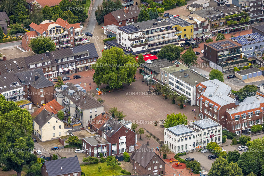 Bottrop240701617Kirchhellen | Luftbild, Stadtmitte Zentrum Johann-Breuker-Platz an der Hauptstraße, grüner Baum, Kirchhellen, Bottrop, Ruhrgebiet, Nordrhein-Westfalen, Deutschland