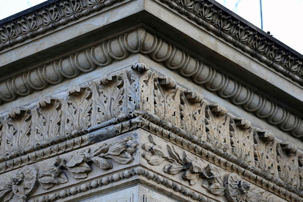 Foto: Leipzig - Friccius-Denkmal - Verzierung | Das Team hinter BILDLEXIKON LEIPZIG bündelt historische wie aktuelle Informationen über die Stadt Leipzig in Text und Bild auf einer Plattform und stellt diese der interessierten Öffentlichkeit zur Verfügung.