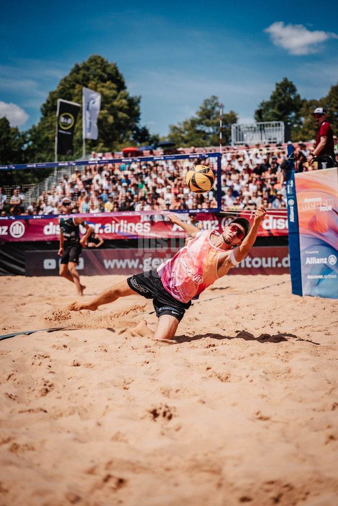 Beachvolleyball | Männer | Allianz German Beach Tour 2025 | Tourstop München | 12.07.2025 | Benedikt Sagstetter springt zum Ball