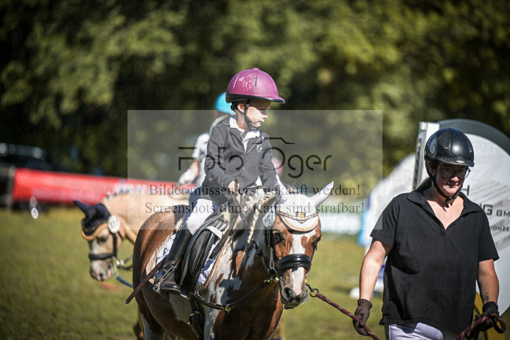 DOS_0009 | Entdecke hochwertige Reitturnierfotos von Foto Oger. Professionell, emotional und authentisch – jetzt Lieblingsmomente im Shop bestellen.Deutschlandweite Turnierfotografie. - Realisiert mit Pictrs.com