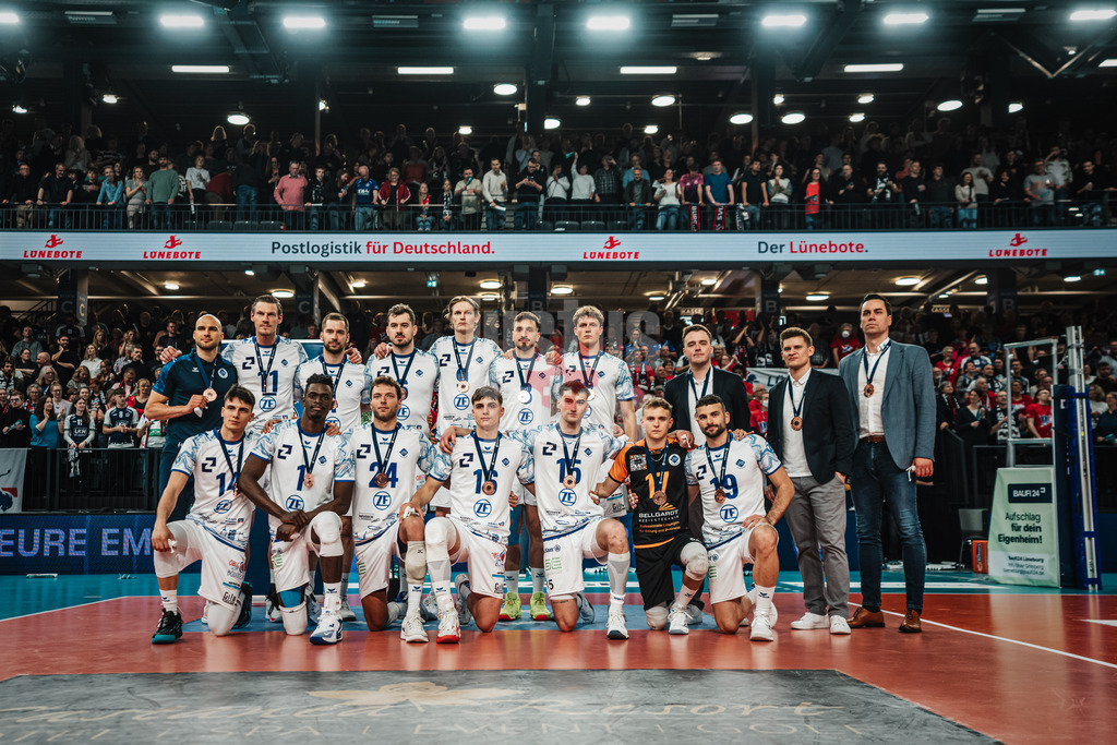 Volleyball | Herren | Saison 2024/2025 | 1. Volleyball Bundesliga Männer | Halbfinale | SVG Lüneburg vs. VfB Friedrichshafen | 19.04.2025 | Friedrichshafen bekommt die Bronzemedaille überreicht Teamfoto