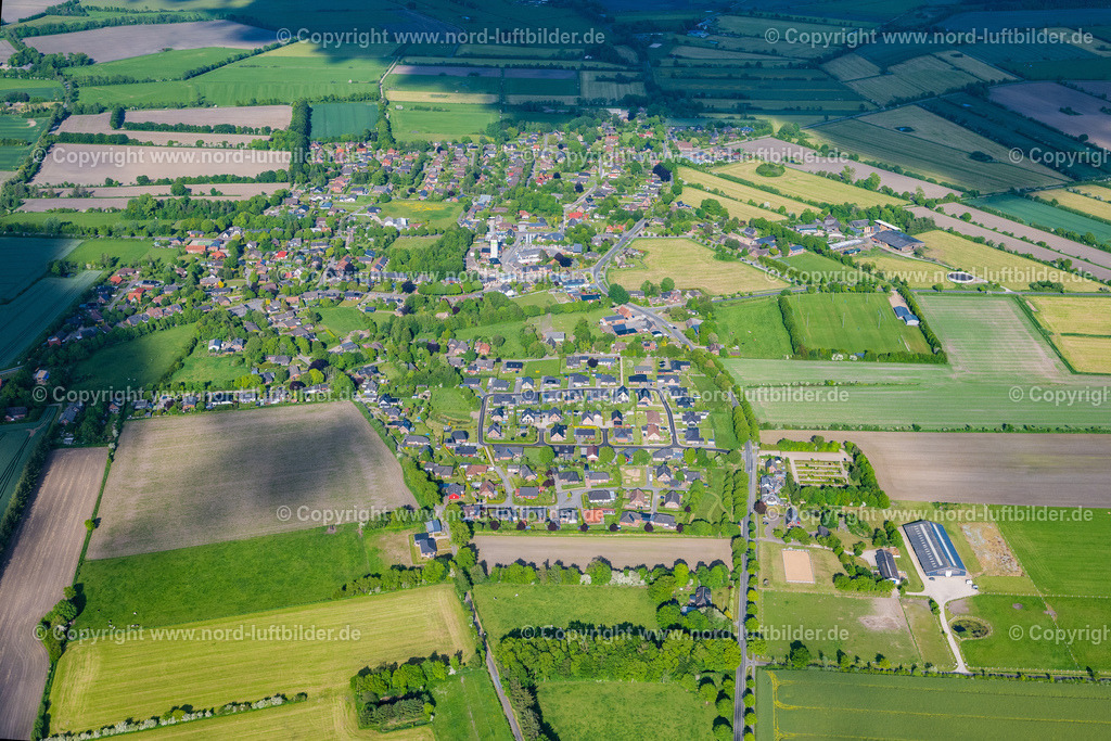 Achtrup_ELS_0634300523 | ACHTRUP 30.05.2023 Ortsansicht am Rande von landwirtschaftlichen Feldern und Nutzflächen in Achtrup im Bundesland Schleswig-Holstein, Deutschland. // Village view on the edge of agricultural fields and land in Achtrup in the state Schleswig-Holstein, Germany. Foto: Martin Elsen