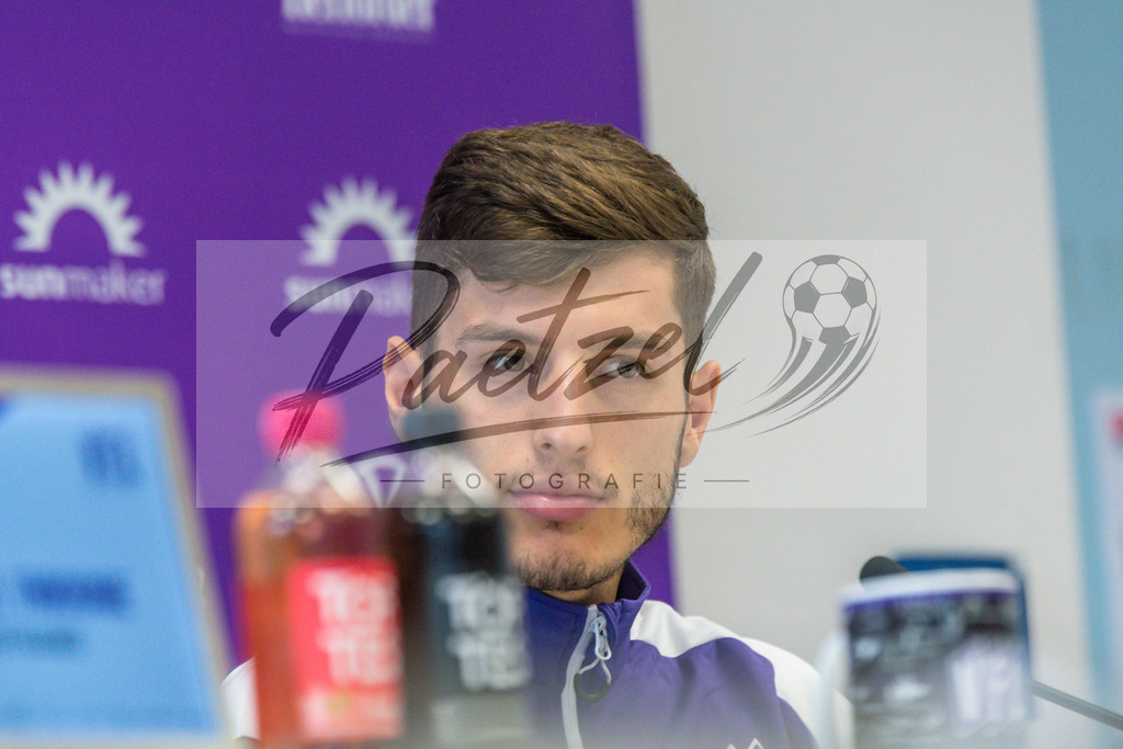 20200219_PKOSNA_0008 | Fussball, Herren: Bashkim Ajdini (VfL Osnabrueck) schaut waehrend der Pressekonferenz des VfL Osnabrueck im Presseraum des Stadion an der Bremer Bruecke am 19.02.2020 in Osnabrueck, Deutschland. - Realisiert mit Pictrs.com